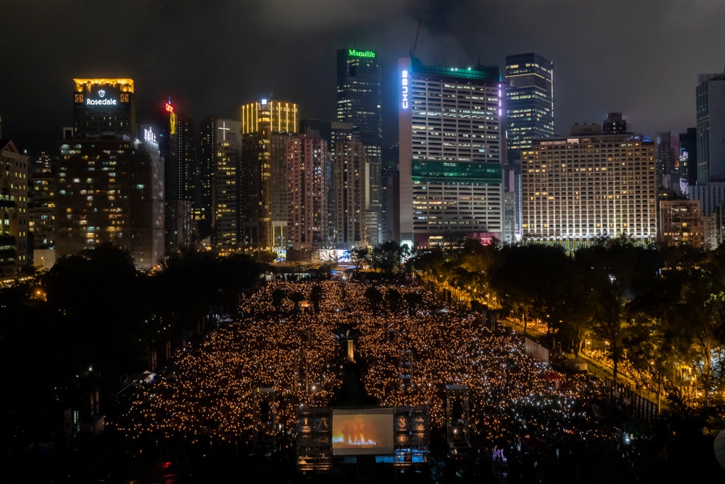 2019年6月4日維園六四燭光晚會，從天后方向望過去，六個足球場有數不盡的燭光。（資料圖片／余俊亮攝）
