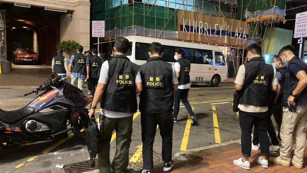 尖沙咀兩酒吧違規多人未打疫苗 2負責人收傳票或檢控 90客罰款 尖沙咀兩酒吧違規多人未打疫苗 2負責人收傳票或檢控 90客罰款