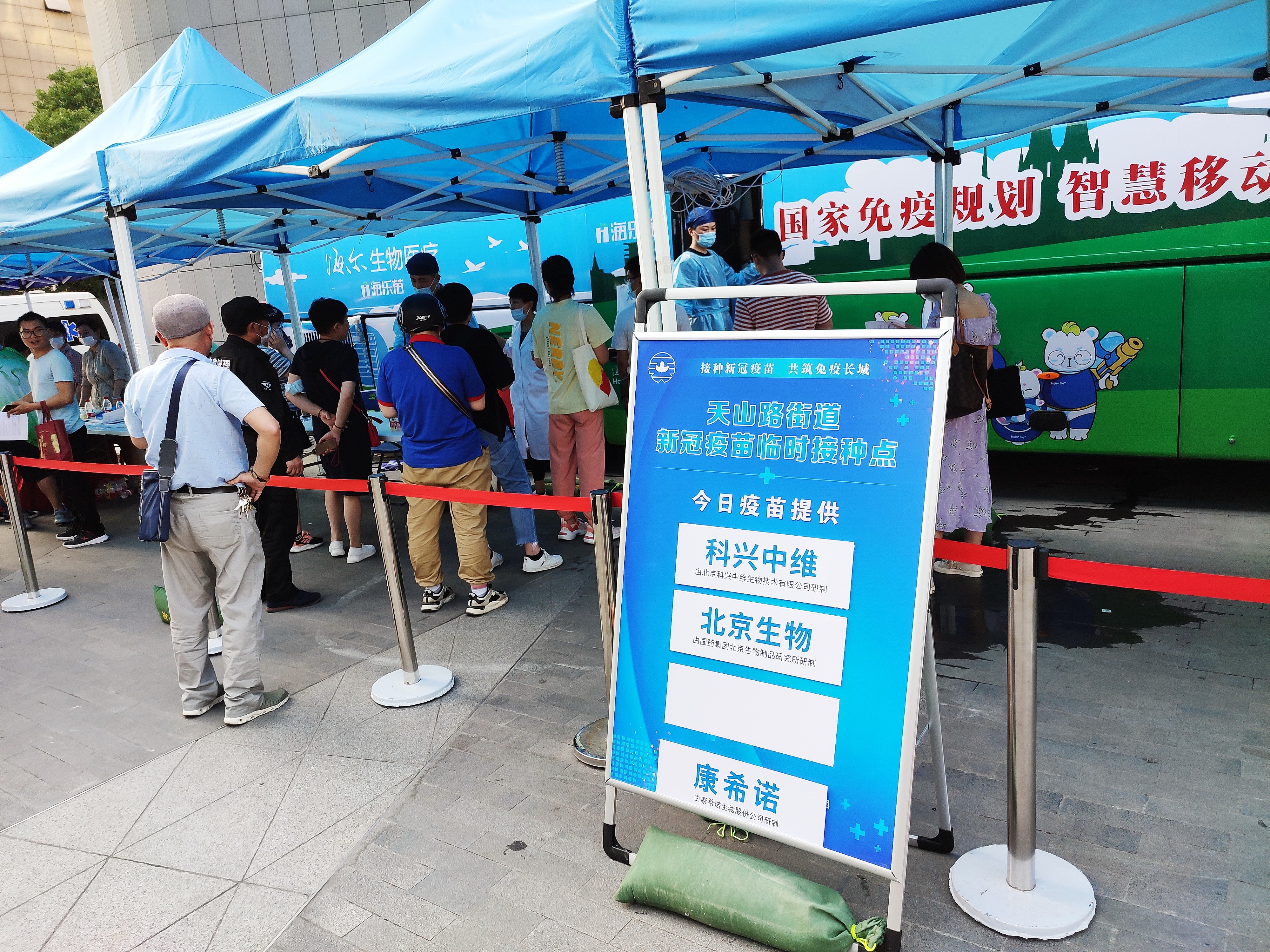 國家衛健委副主任、國務院聯防聯控機制科研攻關組疫苗研發專班負責人曾益新表示，預計內地到今年年底前完成至少70%的目標人群接種。（視覺中國）