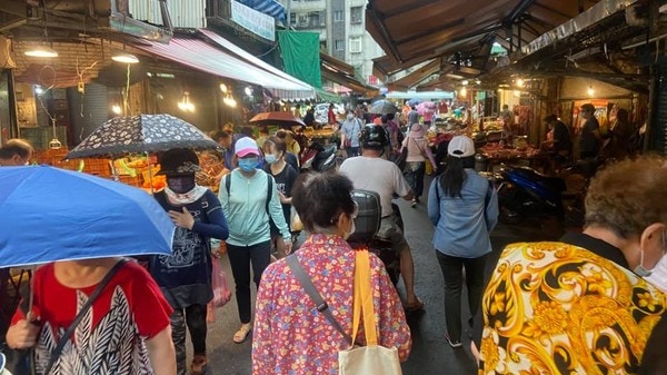 台灣疫情｜至今逾萬人確診仍無懼　直擊台北大媽假日齊湧市場掃貨