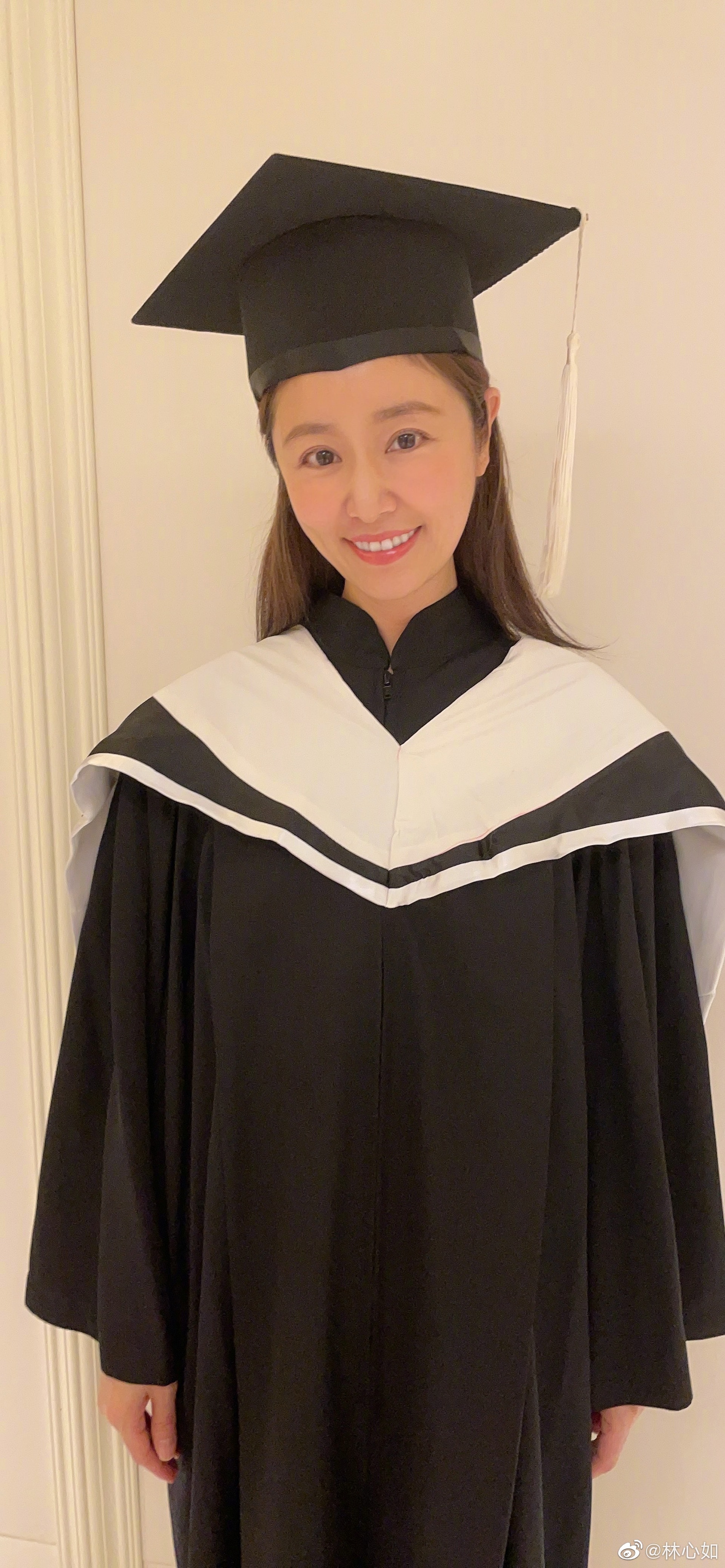 碩士畢業照和廿多歲少女無分別。(林心如微博) 碩士畢業照和廿多歲少女無分別。(林心如微博)