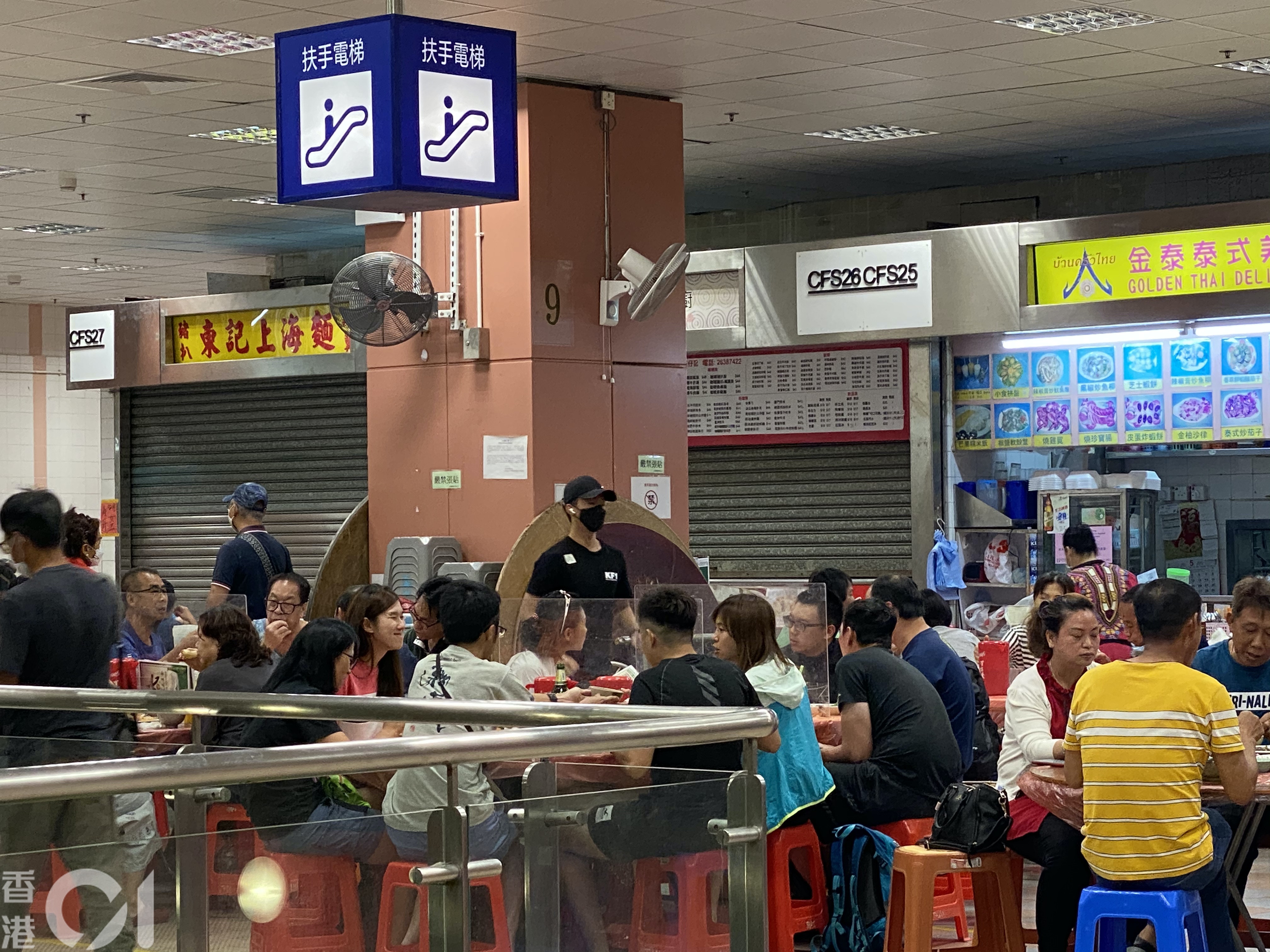 大埔熟食中心晚市人多，大部分位置都坐滿。（鍾妍攝）