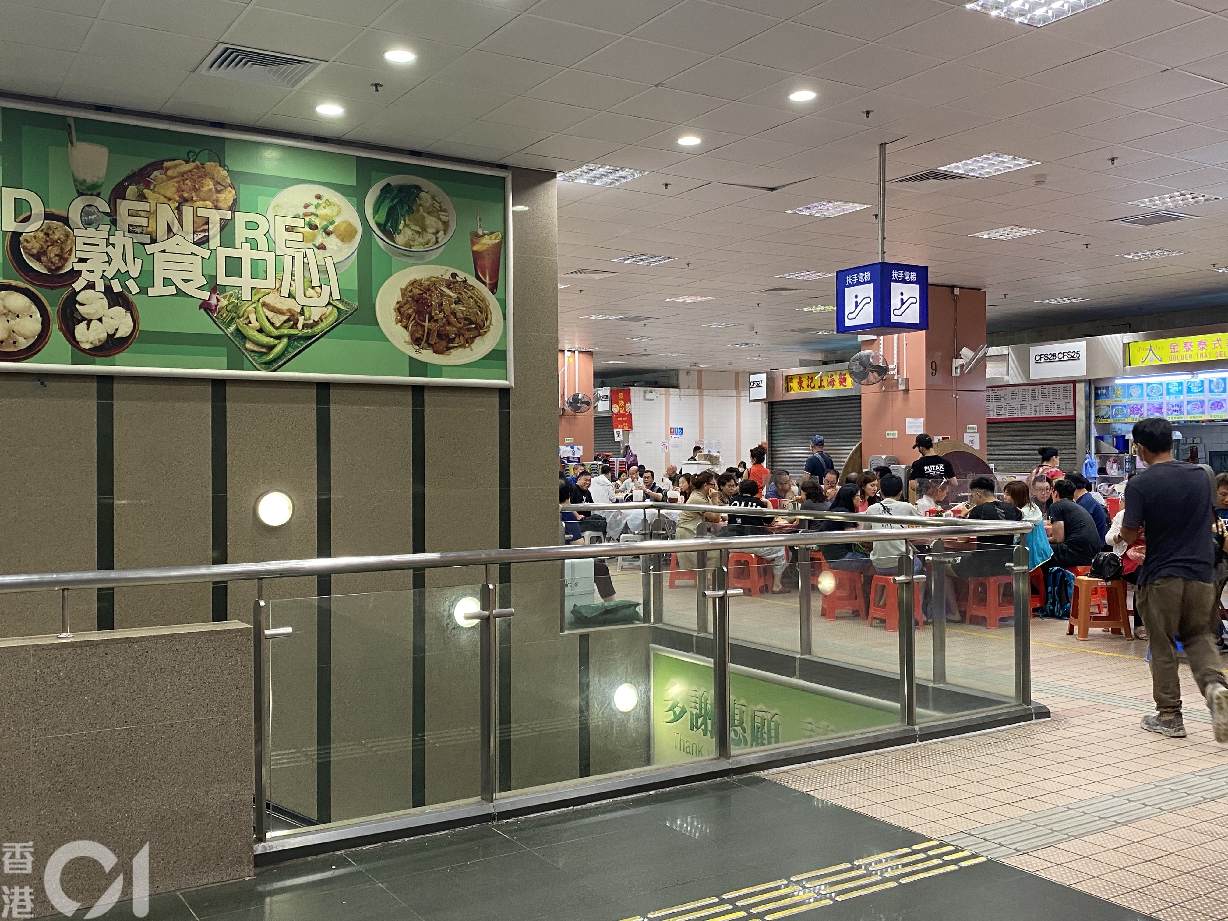 大埔熟食中心晚市人多，大部分位置都坐滿。（鍾妍攝）