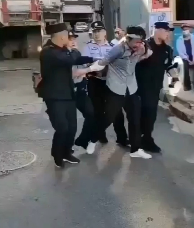 疑犯被警方當場拘捕。（微博＠寰亞SYHP）