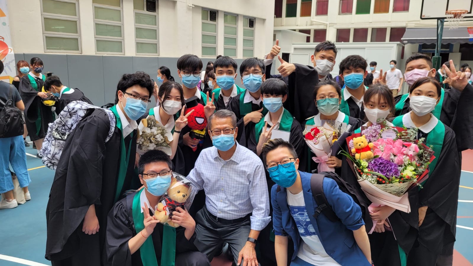 借中學生自況? 陳茂波現身南山邨中學畢業禮:要有「升呢」決心 借中學生自況? 陳茂波現身南山邨中學畢業禮:要有「升呢」決心