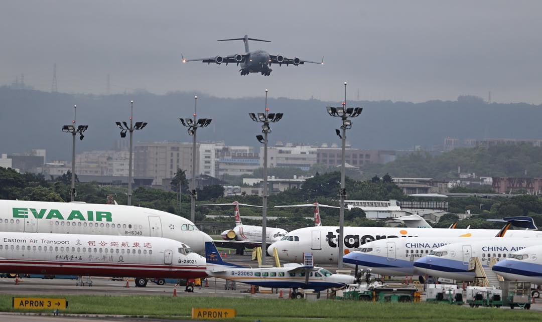 美國夏威夷空中國民兵所屬C-17戰略運輸機，降落在狹小的台北松山機場，讓人聯想到松山機場未來恐是北京當局發動對台斬首戰的首發地點。（AIT美國在台協會提供）