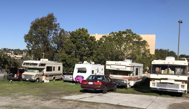 聖地牙哥市內一個停車場上，不少車「宅」族將自己的RV（露營車/房車）停在此處。但也有人住在普通的小轎車上。（受訪者供圖）