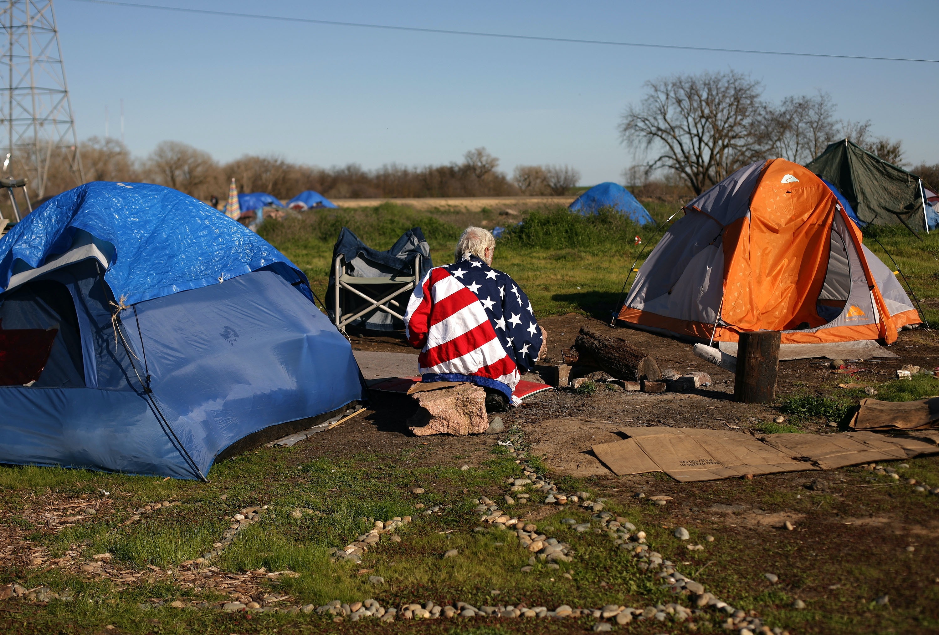 2009年3月，加州首府薩克拉門托市的帳篷城市（Sacramento Tent City）。許多失去工作、流落街頭的人們在城市的廢棄之地搭起帳篷。這樣的景象在加州上下，乃至全美各州都不罕見。（Getty）