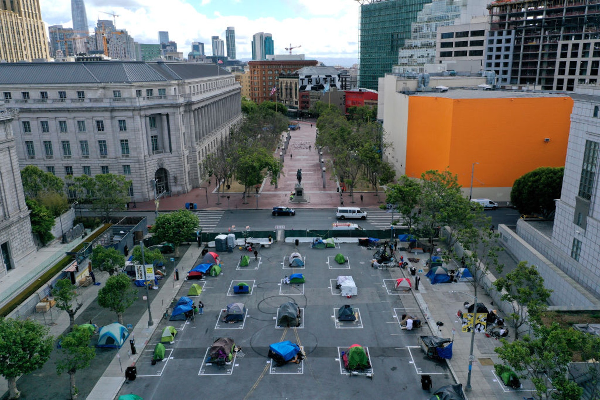 疫情重創經濟,三藩巿為應付無家者日增的問題,去年開放巿內廣場空地,讓人們搭帳蓬露宿。(Getty) 疫情重創經濟,三藩巿為應付無家者日增的問題,去年開放巿內廣場空地,讓人們搭帳蓬露宿。(Getty)