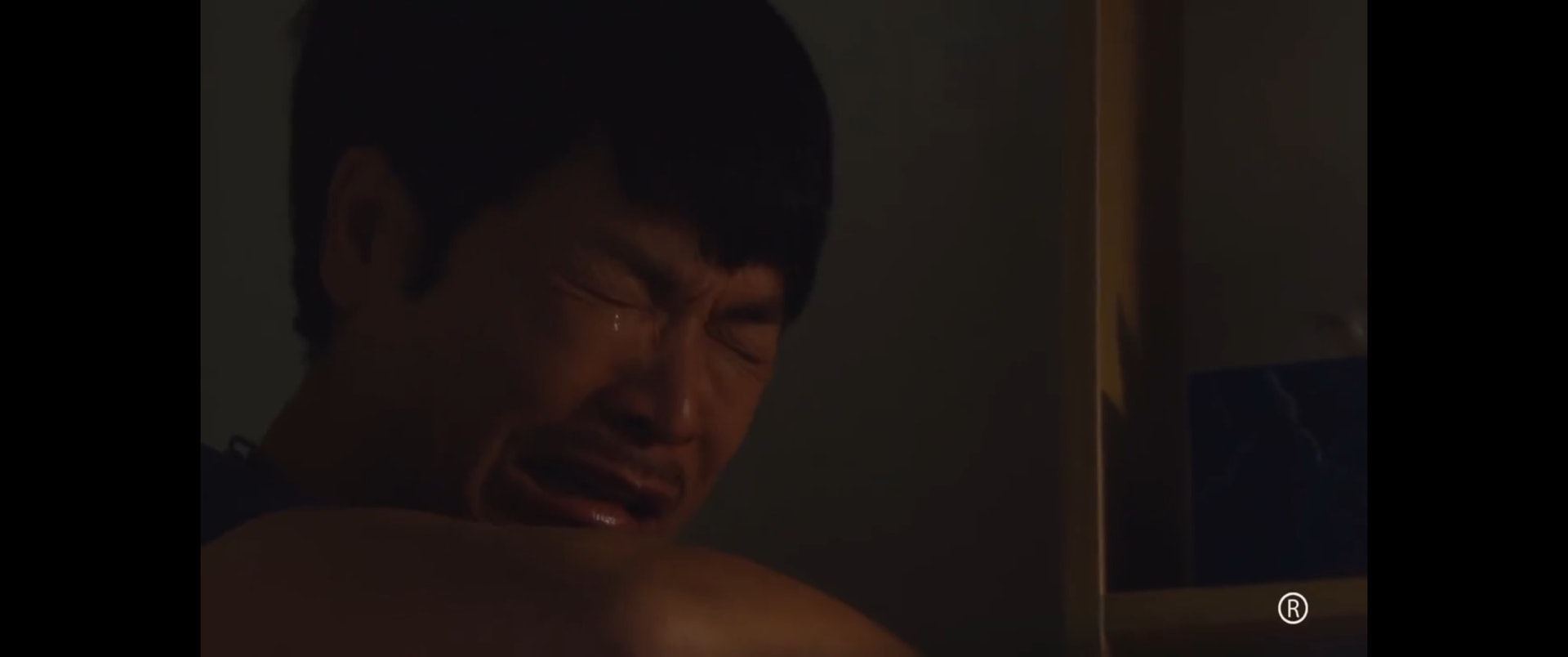 郭晉安飾演賭徒吳中,在劇集前半段主要是演繹角色市井的一面,而在後半段就集中在感情戲上,無論是搞笑戲,還是內心戲,安仔都演繹得非常好,不過感覺只是他水準以內,爭視帝有點難。不過,他的《白色強人2》好有機會在今年年尾出街,如果有突破性演出,又有機會。(劇集截圖) 郭晉安飾演賭徒吳中,在劇集前半段主要是演繹角色市井的一面,而在後半段就集中在感情戲上,無論是搞笑戲,還是內心戲,安仔都演繹得非常好,不過感覺只是他水準以內,爭視帝有點難。不過,他的《白色強人2》好有機會在今年年尾出街,如果有突破性演出,又有機會。(劇集截圖)