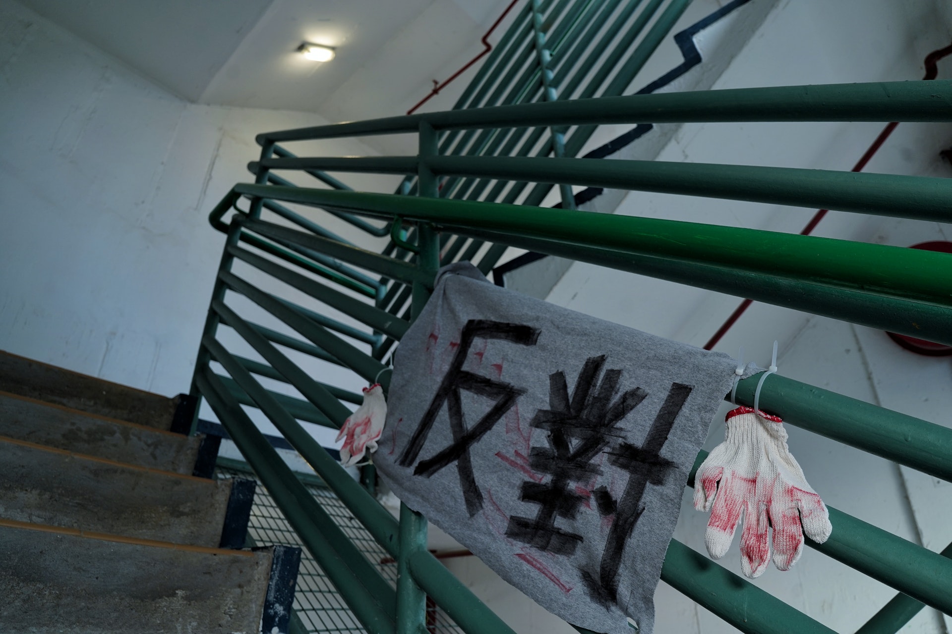 重建工廈 房委會擬重建四工廈穗輝工廠大廈廠戶掛紅字橫額控訴 重建工廈 房委會擬重建四工廈穗輝工廠大廈廠戶掛紅字橫額控訴