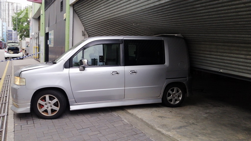 粉嶺一間汽車服務公司遭撞閘　為運輸署指定驗車中心