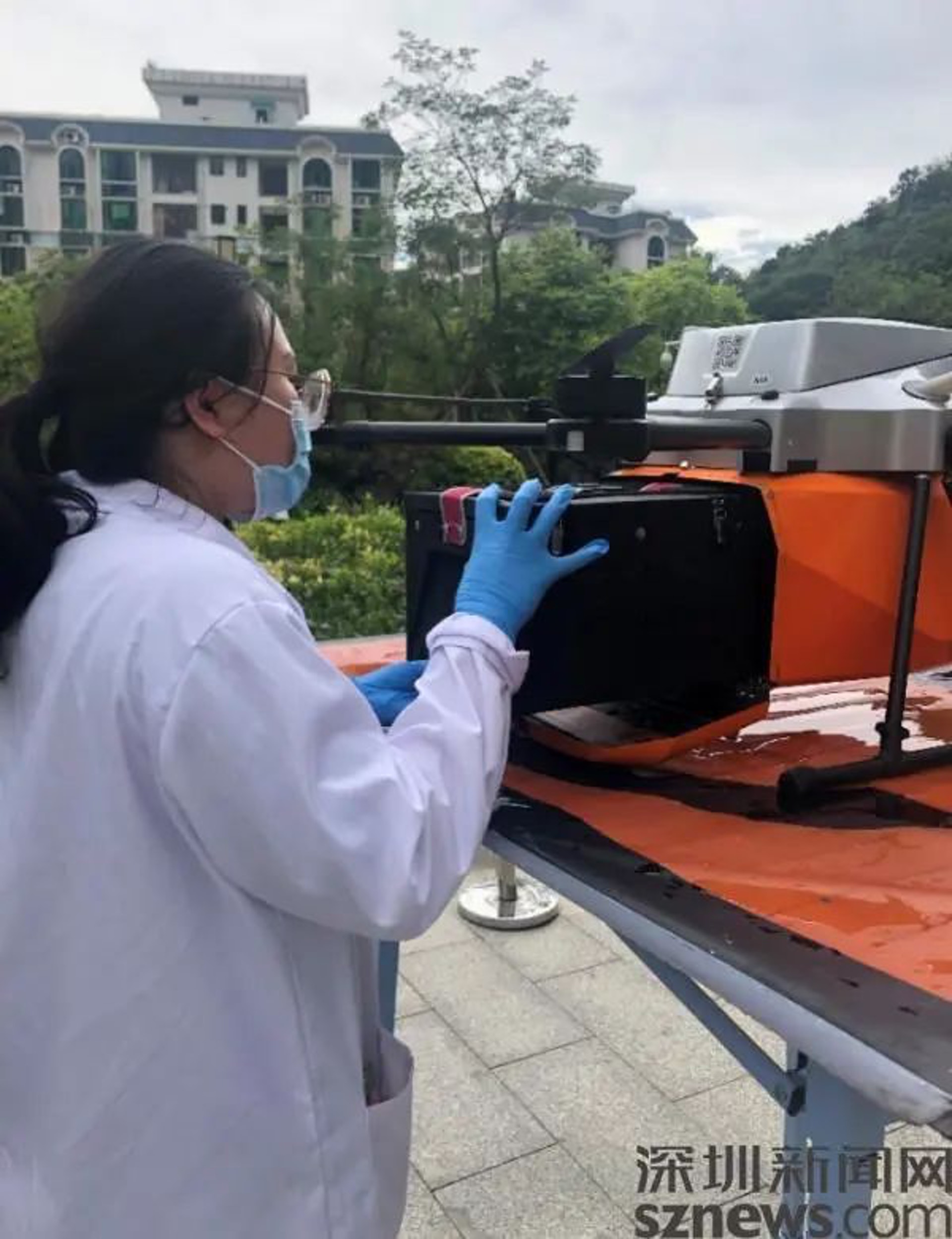 裝有檢驗標本的特殊保溫箱被放入無人機內。(深圳新聞網) 裝有檢驗標本的特殊保溫箱被放入無人機內。(深圳新聞網)