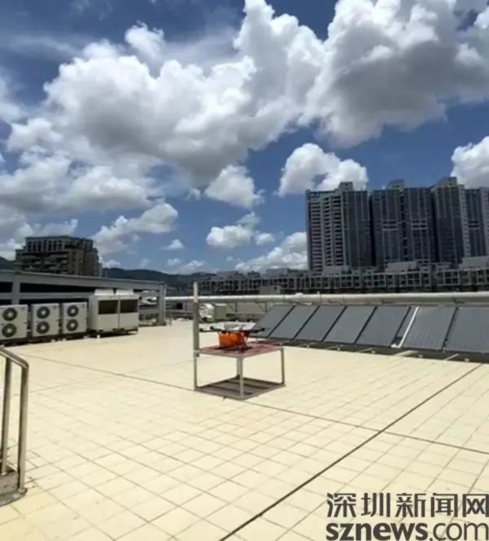 無人機在羅湖醫院集團醫學檢驗中心停降落。(深圳新聞網) 無人機在羅湖醫院集團醫學檢驗中心停降落。(深圳新聞網)