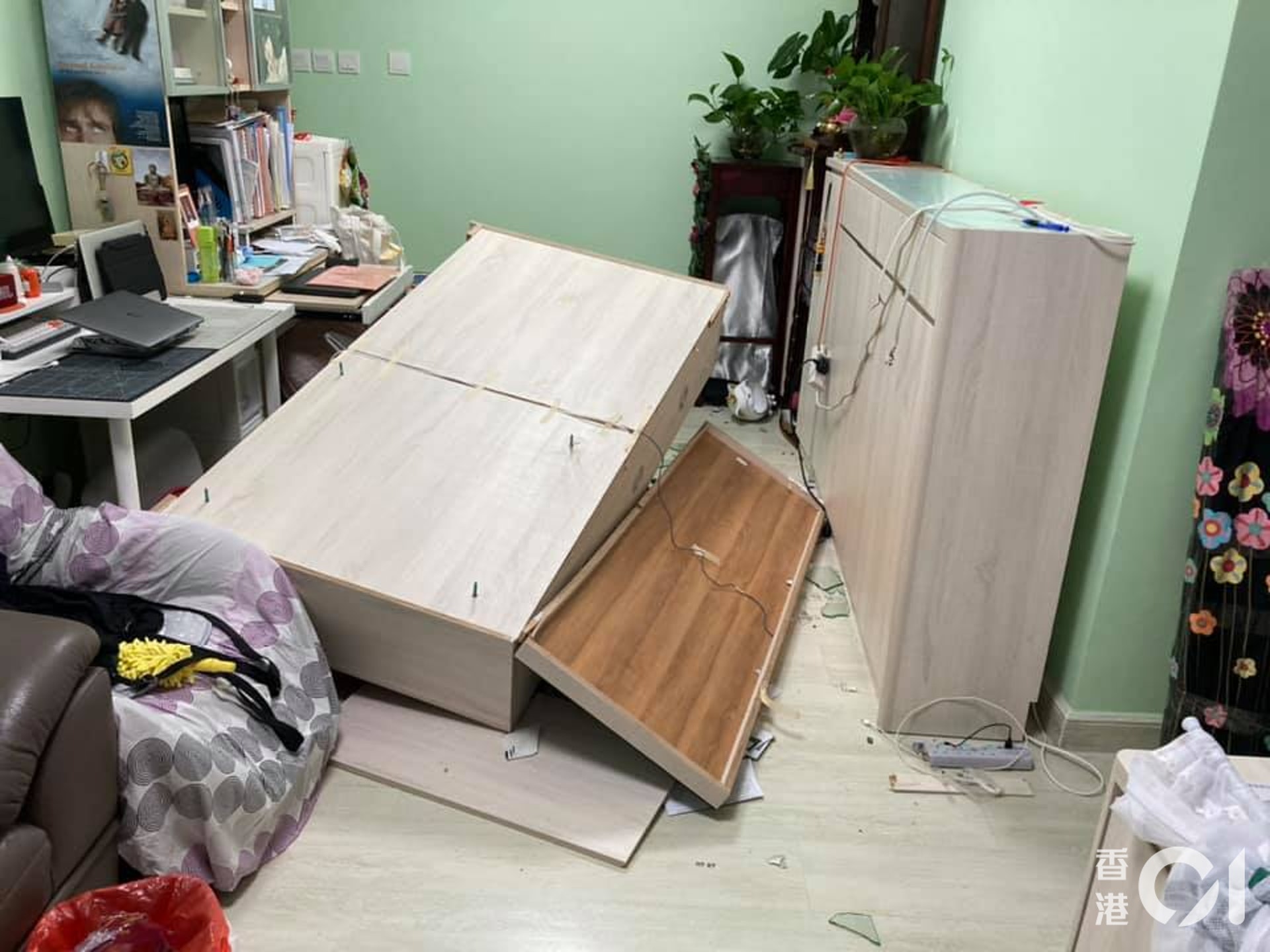有家長在社交平台分享,靠牆安裝的吊櫃突然倒下,更撞凹地板。(「家居裝修設計分享Group」圖片) 有家長在社交平台分享,靠牆安裝的吊櫃突然倒下,更撞凹地板。(「家居裝修設計分享Group」圖片)