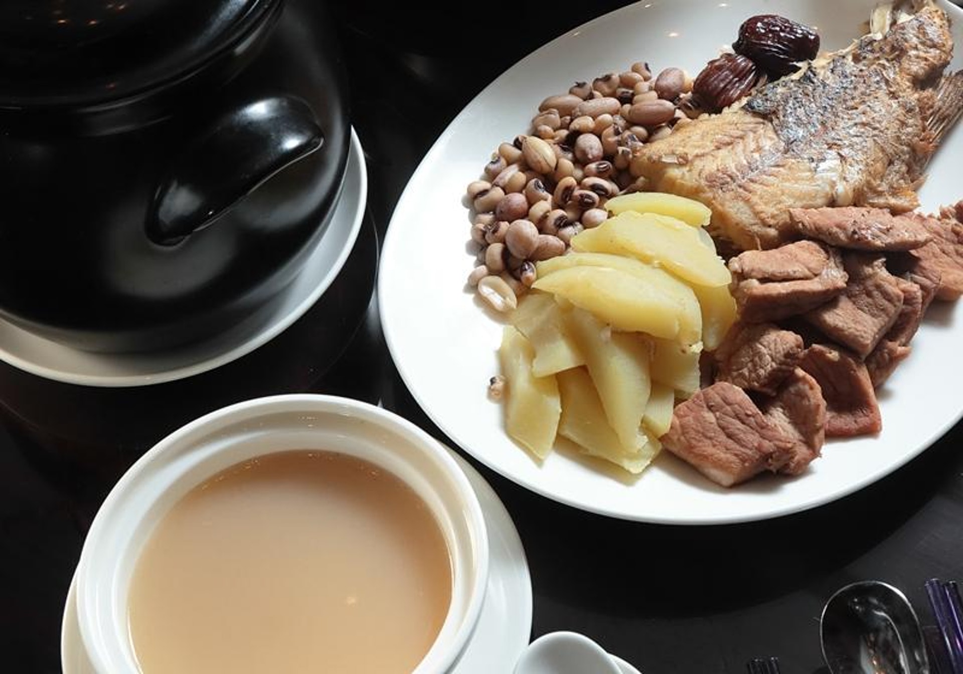 哺乳母親可多吃有上奶及催奶效果的食物,例如魚湯、豆製品、木瓜、花生、黑芝麻、海參等。部分食材常見於催奶湯,例如青木瓜花生眉豆煲魚尾湯。(圖片:food.ltn) 哺乳母親可多吃有上奶及催奶效果的食物,例如魚湯、豆製品、木瓜、花生、黑芝麻、海參等。部分食材常見於催奶湯,例如青木瓜花生眉豆煲魚尾湯。(圖片:food.ltn)