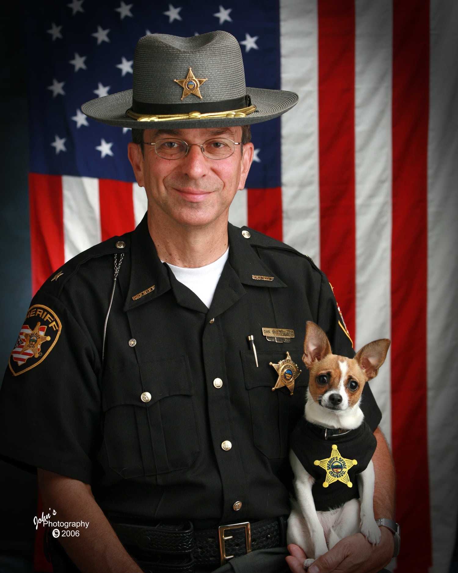 向Dan McClelland與警犬Midge致敬，他們一生都在為Geauga County付出。（fb@Geauga County Sheriff）