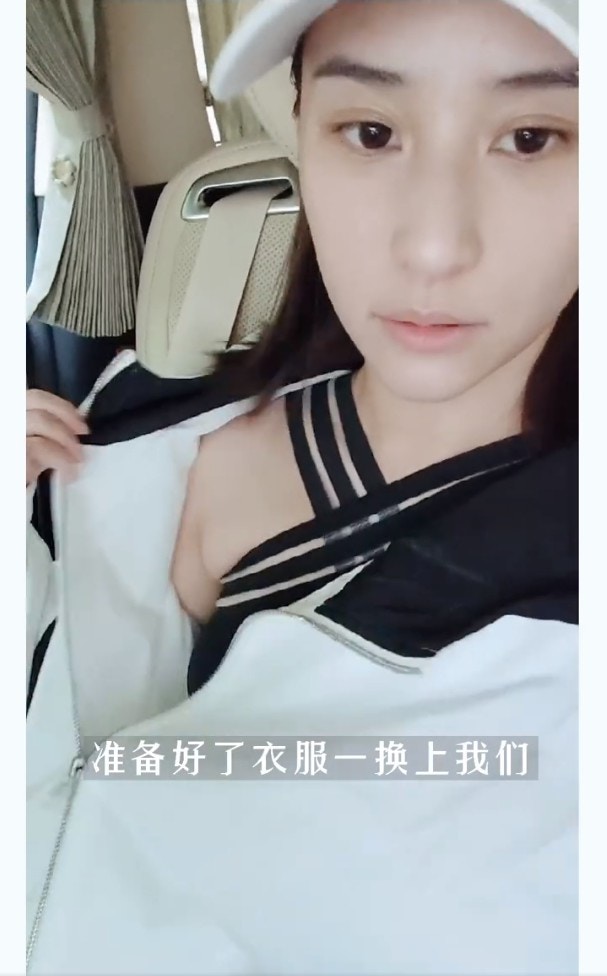 何超蓮曬滑水Vlog 全素顏出鏡挑戰360度轉身型格十足