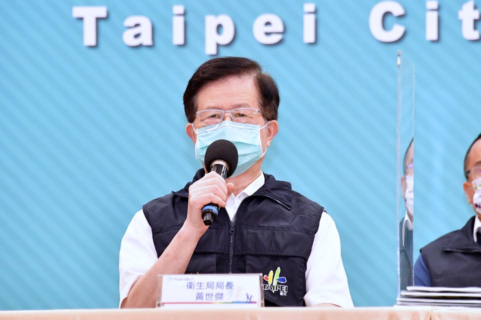 台北市近來爆發新冠疫苗分配不當、診所違規未依優先排序私下施打等爭議,台北市衛生局長黃世傑表示,自己督導不周,已向台北市長柯文哲請辭。(台北市政府) 台北市近來爆發新冠疫苗分配不當、診所違規未依優先排序私下施打等爭議,台北市衛生局長黃世傑表示,自己督導不周,已向台北市長柯文哲請辭。(台北市政府)