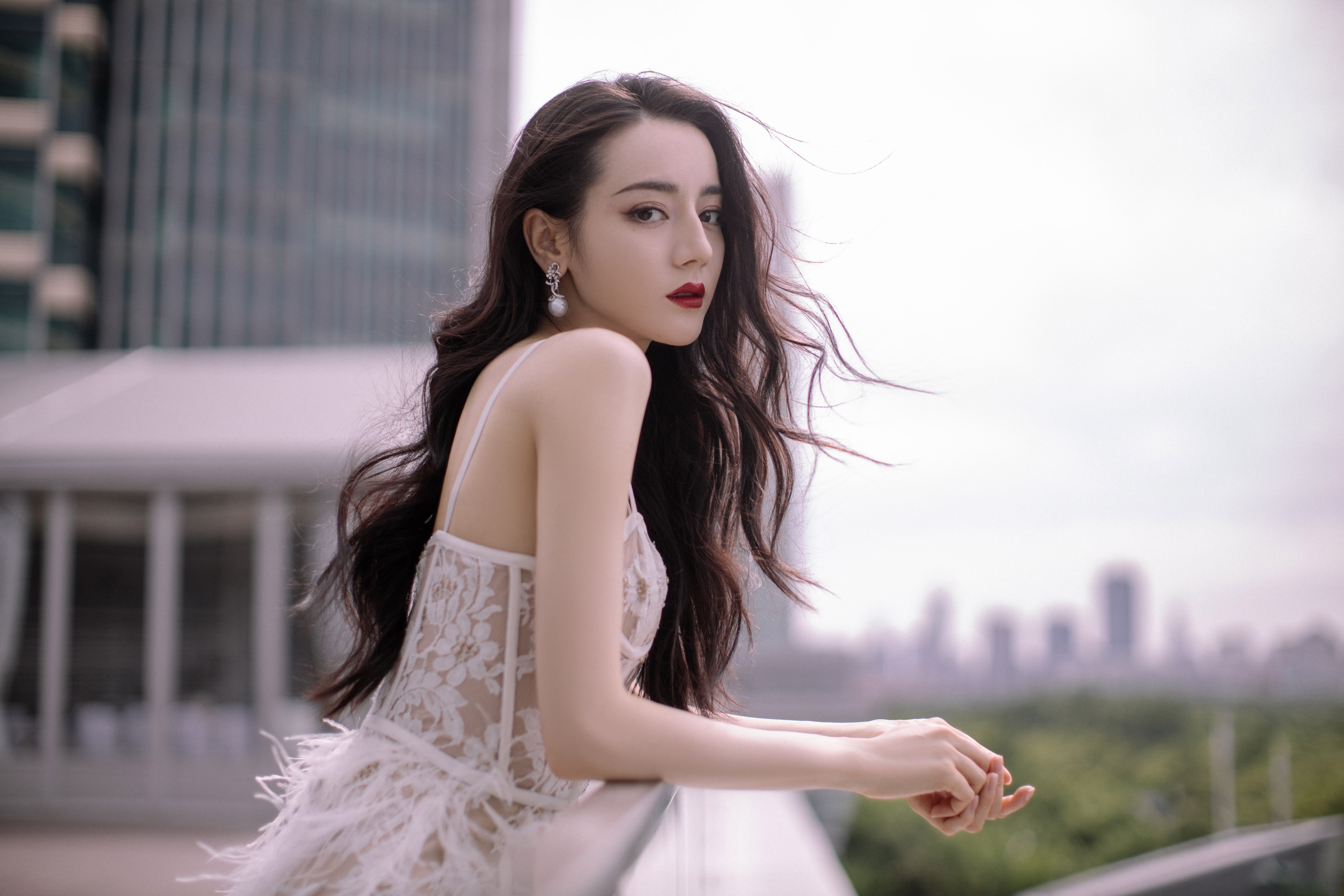 迪麗熱巴再因為身材登熱搜。（迪麗熱巴微博圖片）