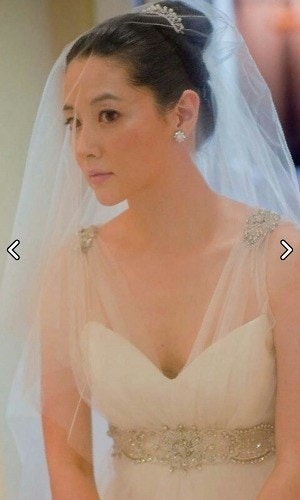 李英爱与老公郑浩英于2009年结婚，有指二人在《大长今》爆红前已低调交往，男方曾一度因压力而提出分手，后来再重新走在一起。（网上图片）