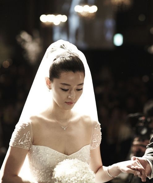 全智贤2012年与韩国著名韩服设计师李贞宇儿子崔俊赫结婚，两人不但门当互对，俊男美女的组合更是惹人羡慕，二人现在已是一对儿子的父母。（网上图片）
