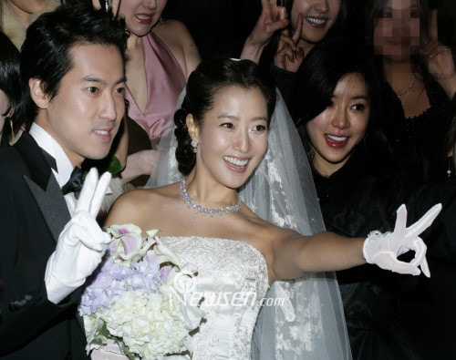 「韩国第一美女」金喜善2007年与大3岁企业家朴周英老公结婚，男方是建筑企业乐山集团会长次子，不但有财力，加上身形及外貌，直接赢在起跑线上。（newsen）
