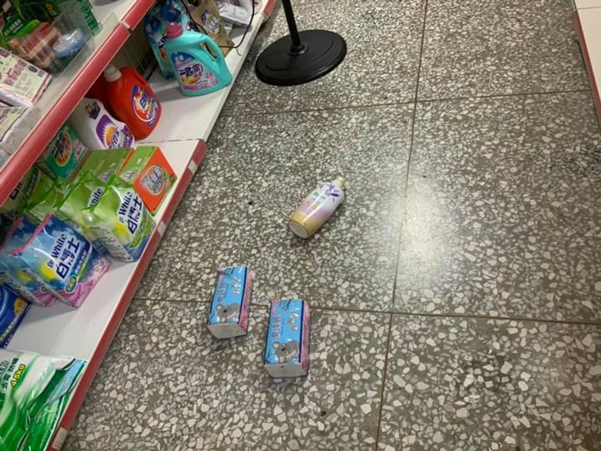 台灣網友表示震感强烈,店裡有貨品掉下。(Facebook) 台灣網友表示震感强烈,店裡有貨品掉下。(Facebook)