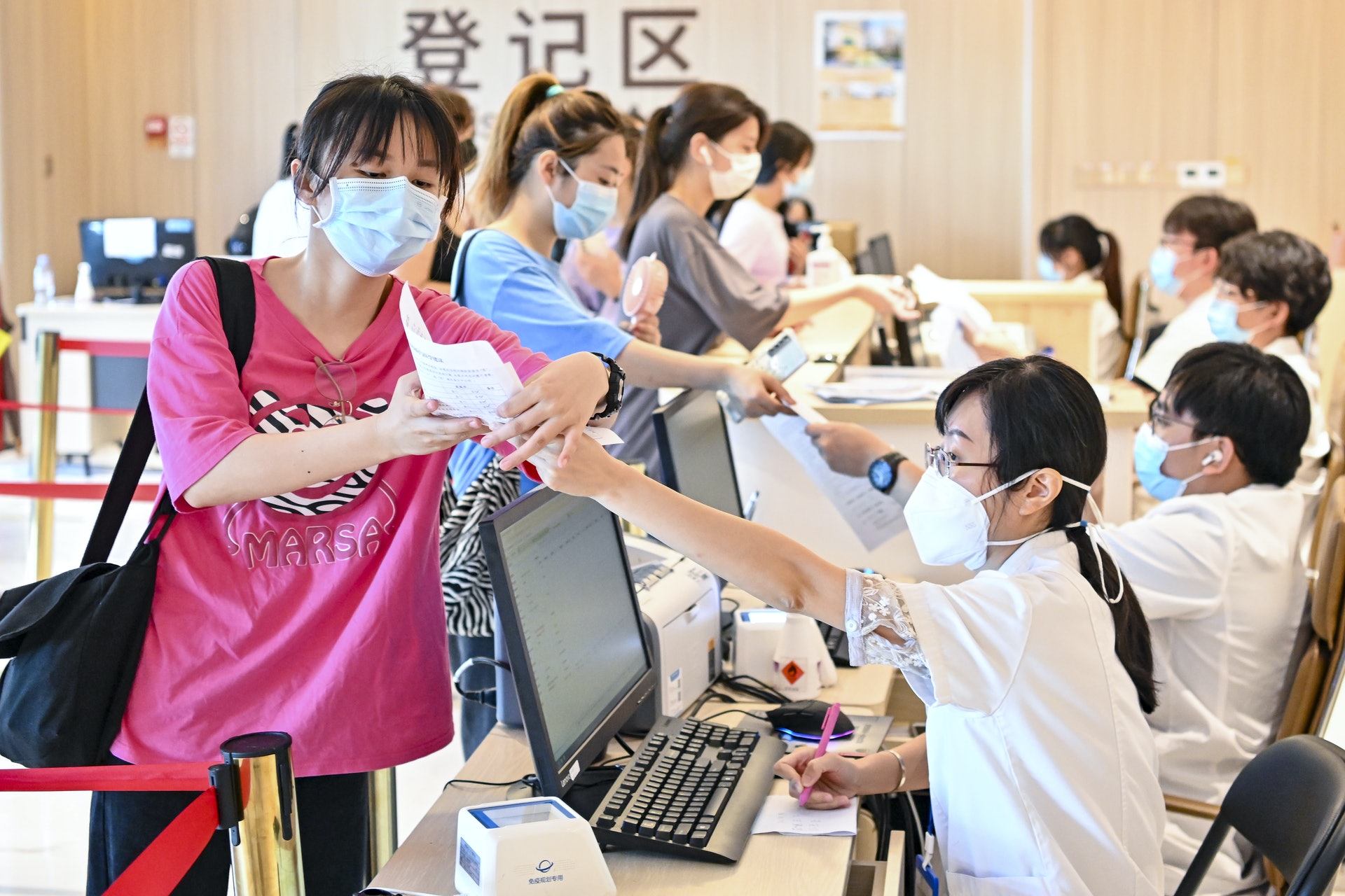 6月9日,廣州市民在醫院新冠疫苗接種點登記區登記、確認個人信息。(中新社) 6月9日,廣州市民在醫院新冠疫苗接種點登記區登記、確認個人信息。(中新社)