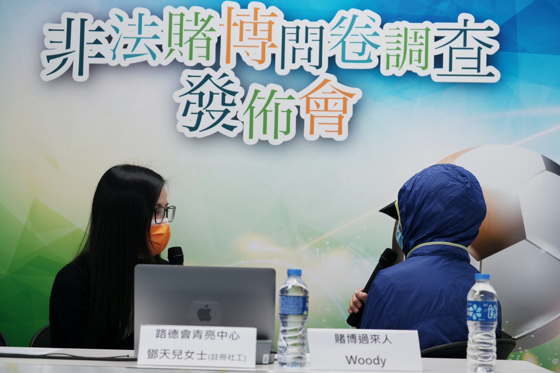 機構其中一位求助者是年僅19歲的Woody(右),兩年前在上司慫恿下參加非法網上賭博,欠下150萬巨債,最終無法償還,與家人關係破裂。(路德會青亮中心提供) 機構其中一位求助者是年僅19歲的Woody(右),兩年前在上司慫恿下參加非法網上賭博,欠下150萬巨債,最終無法償還,與家人關係破裂。(路德會青亮中心提供)