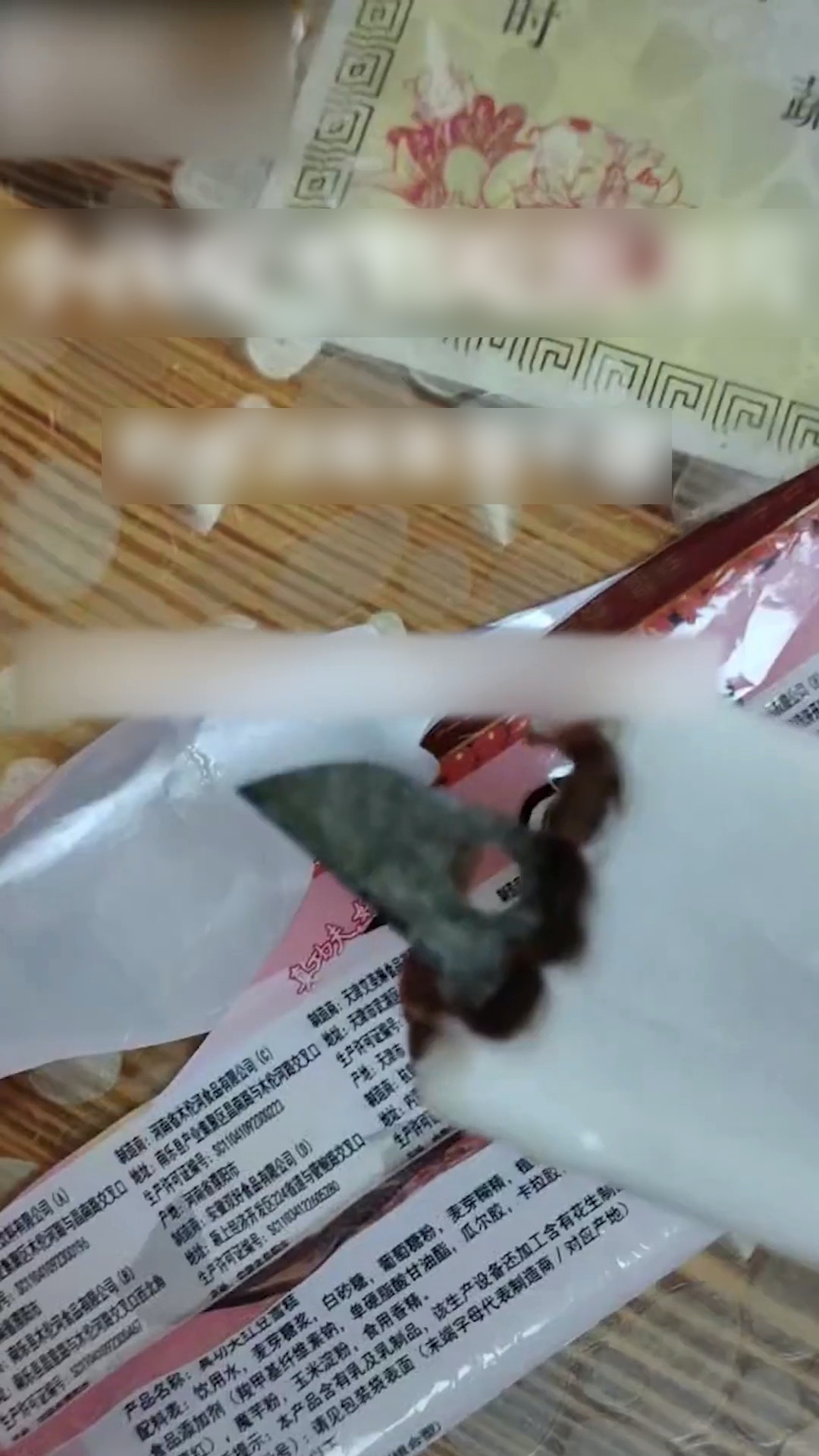 女童吃雪糕時咬到1塊4厘米長的刀片，幸好沒有受傷。（微博影片截圖）
