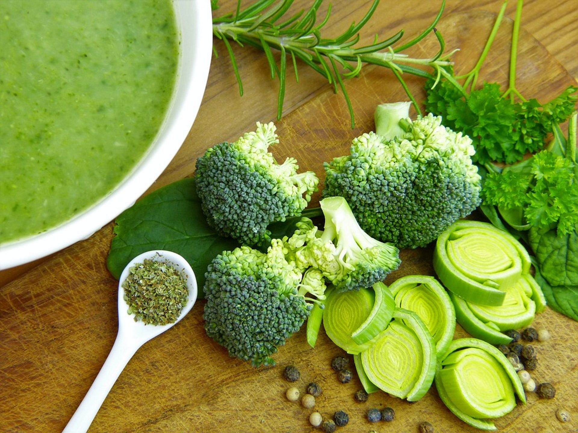 綠色蔬菜較高纖，有助加速腸道蠕動，可幫助消滯。（圖片：Pixabay）