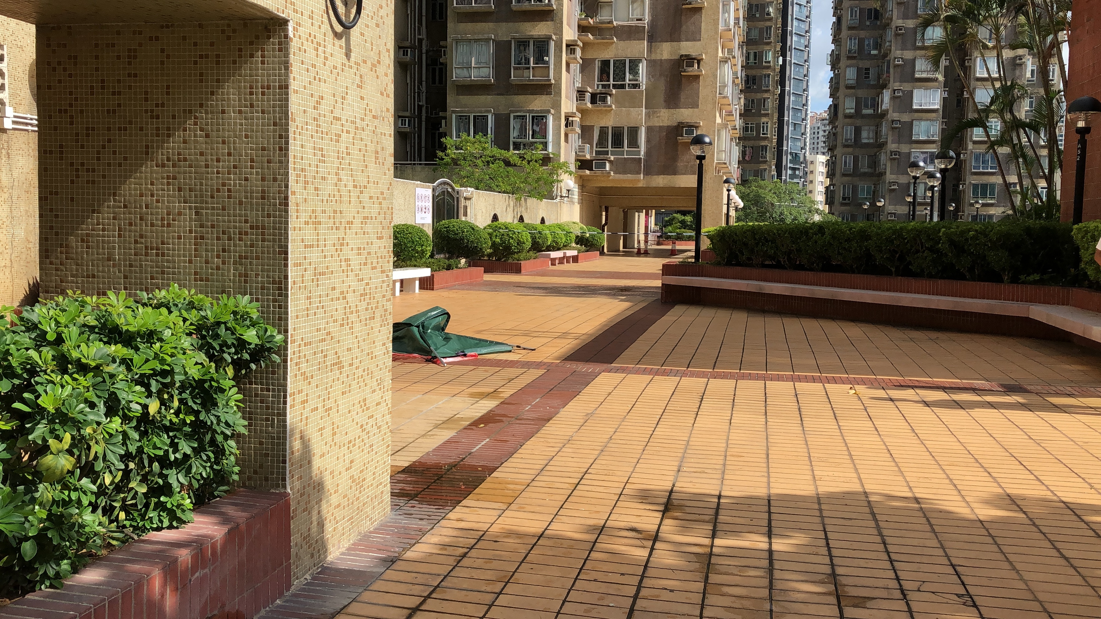 屯門市廣場一名60餘歲男子從高處墮下死亡。警員到場調查，在涉事單位內發現另有一名年約60歲女子奄奄一息。救護車將女子送院搶救，惜最終不治。（鄧詠中攝）