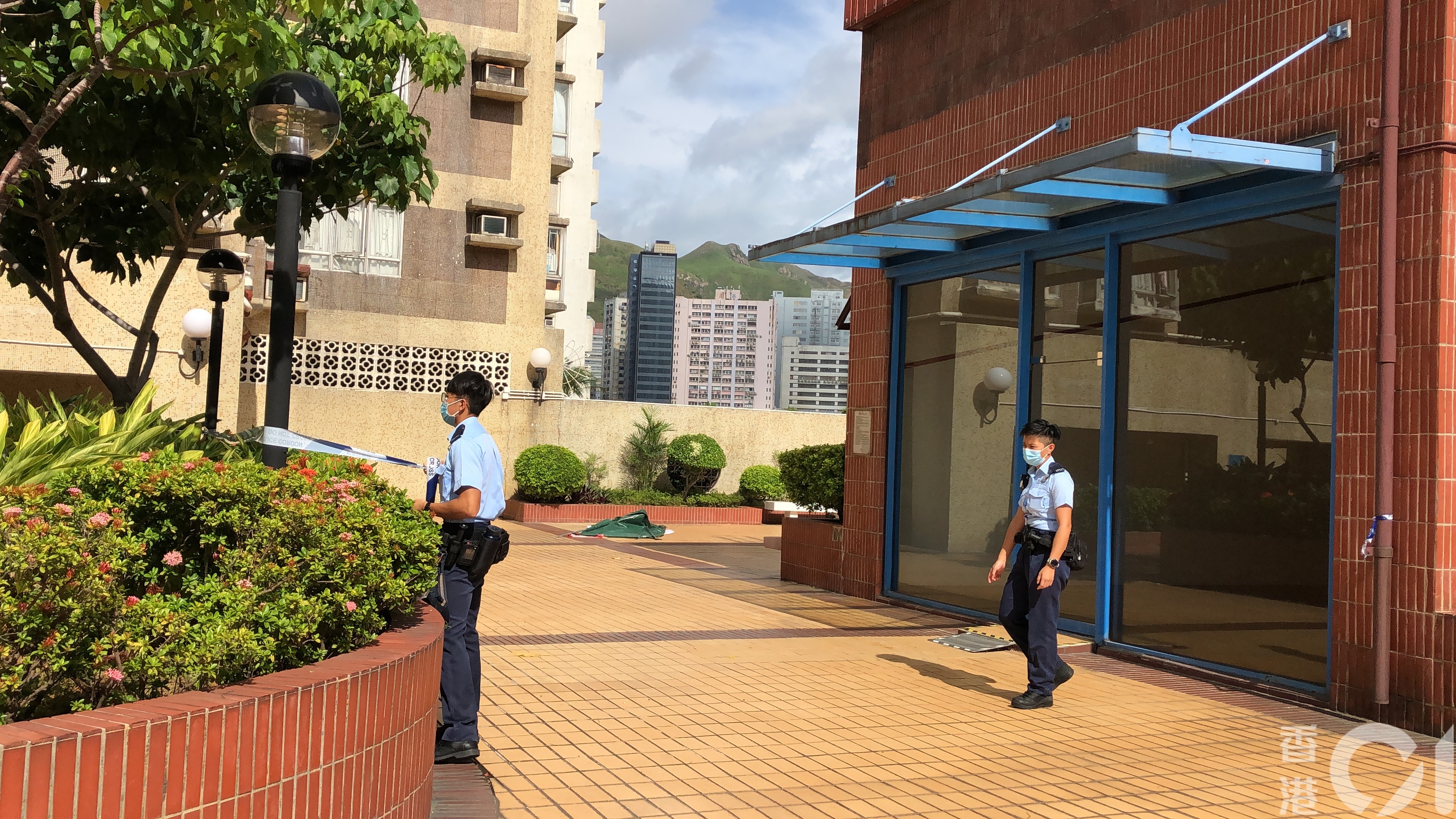 屯門市廣場一名60餘歲男子從高處墮下死亡。警員到場調查，在涉事單位內發現另有一名年約60歲女子奄奄一息。救護車將女子送院搶救，惜最終不治。（鄧詠中攝）