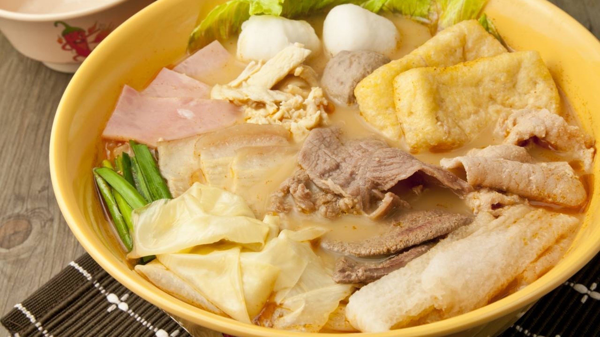 譚仔的湯底有清淡有濃味任君選擇,營養師解構不同湯底的卡路里,讓你食得更健康。 譚仔的湯底有清淡有濃味任君選擇,營養師解構不同湯底的卡路里,讓你食得更健康。