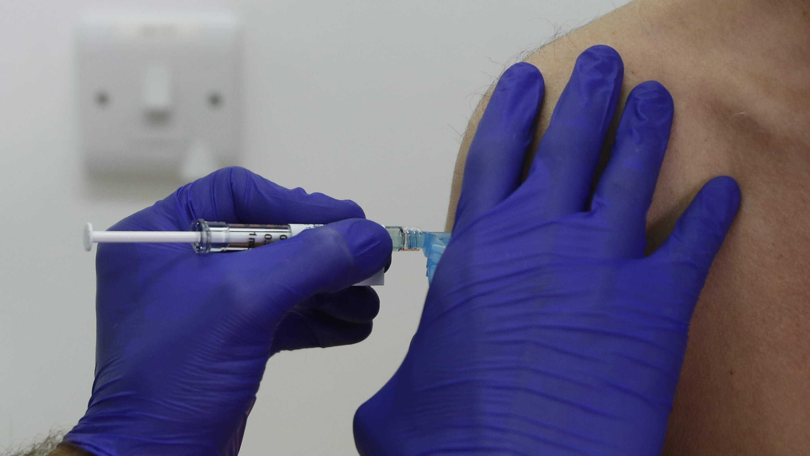 Novavax疫苗：圖為2020年10月7日，英國倫敦一名疫苗臨床測試志願者接種Novavax新冠疫苗。（AP）