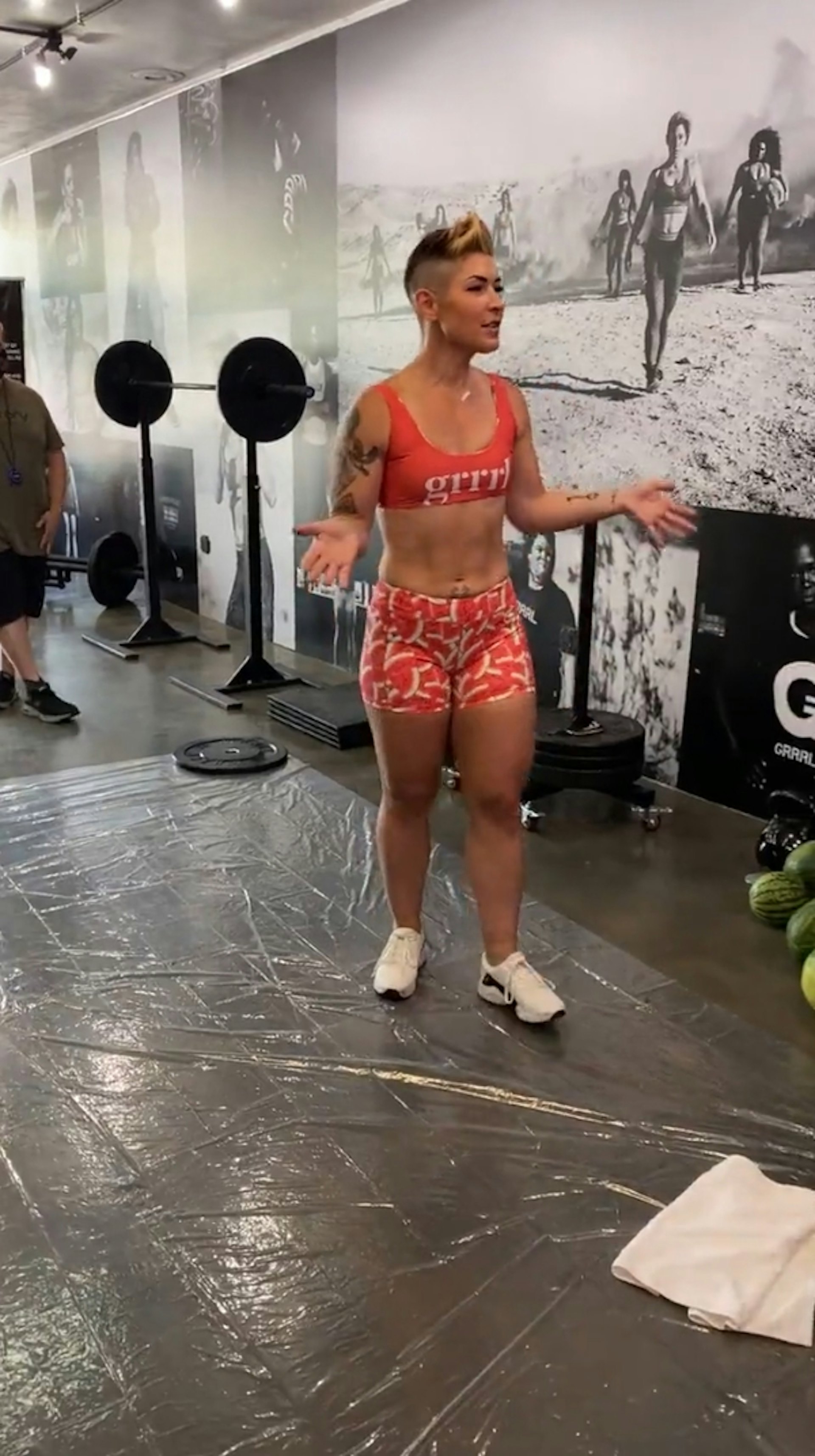 美國知名的女性健美運動員奧爾森(Kortney Olson)僅用了7.5秒就用大腿夾爆3顆西瓜,刷新了世界紀錄。(IG@kortney_olson) 美國知名的女性健美運動員奧爾森(Kortney Olson)僅用了7.5秒就用大腿夾爆3顆西瓜,刷新了世界紀錄。(IG@kortney_olson)