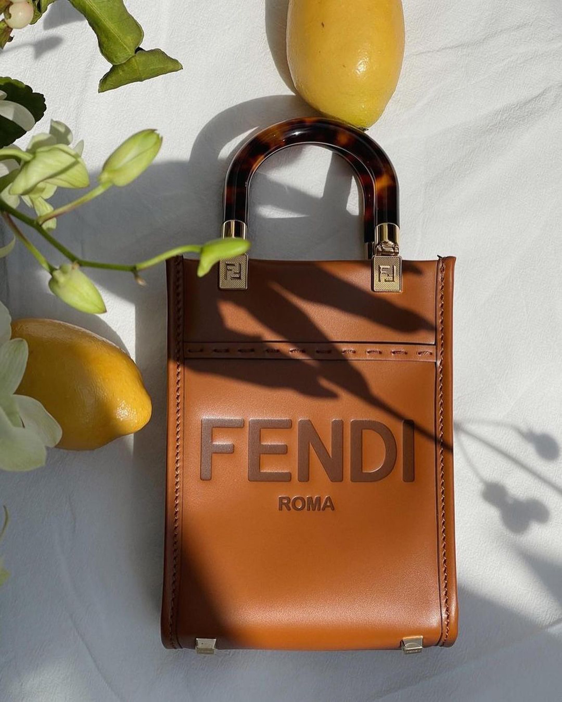 名牌手袋|FENDI、BURBERRY、LOEWE等品牌均推出焦糖杏色調的手袋款式,適合不同造型使用。(matej.zatko.fendi@Instagram) 名牌手袋|FENDI、BURBERRY、LOEWE等品牌均推出焦糖杏色調的手袋款式,適合不同造型使用。(matej.zatko.fendi@Instagram)