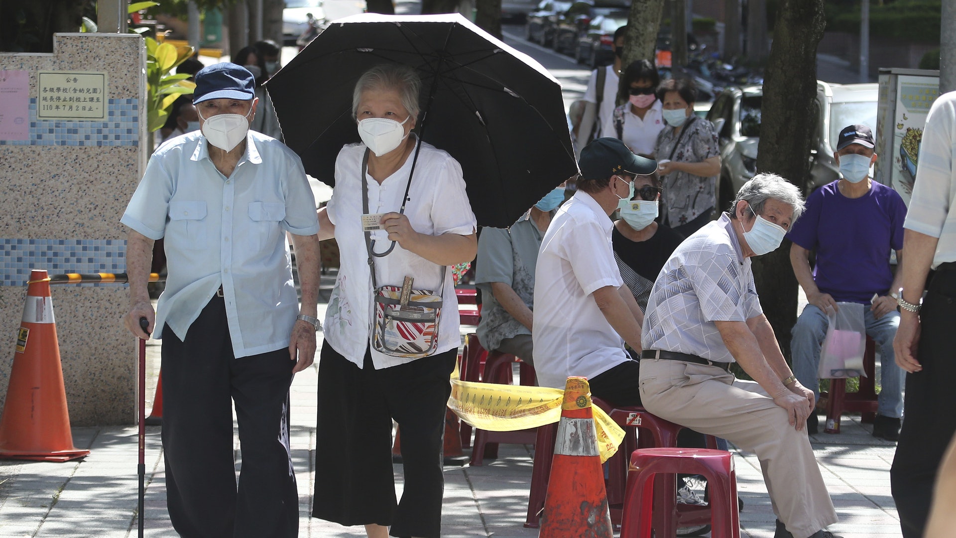 新冠肺炎疫情:圖為6月15日,台北市的長者在等候接種新冠疫苗。(AP) 新冠肺炎疫情:圖為6月15日,台北市的長者在等候接種新冠疫苗。(AP)