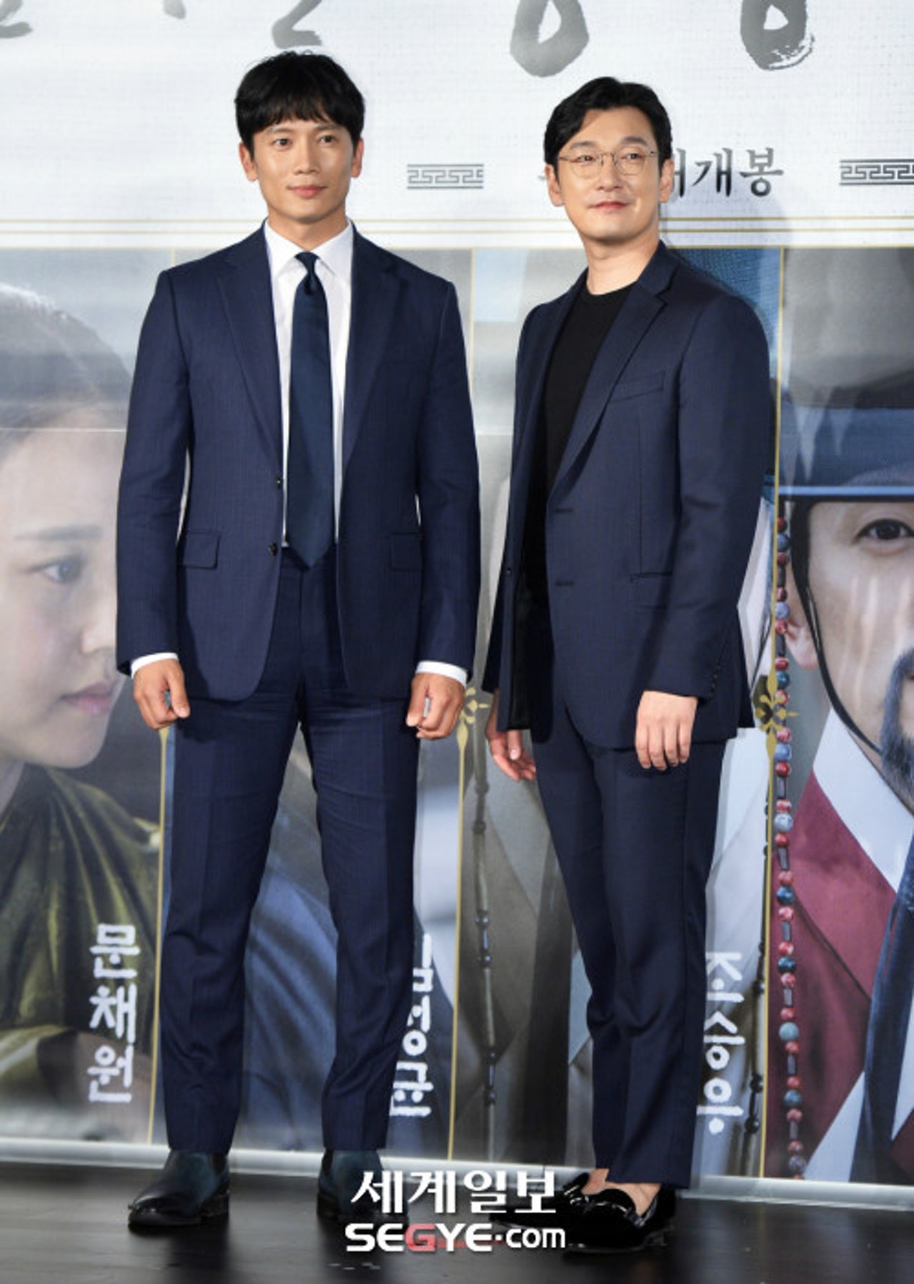 今年44歲的池晟算是韓國男演員中身材最矮小的一批,官方身高173cm的他站在曹承佑旁邊的話,讀者似乎未感受到?(segye.com) 今年44歲的池晟算是韓國男演員中身材最矮小的一批,官方身高173cm的他站在曹承佑旁邊的話,讀者似乎未感受到?(segye.com)