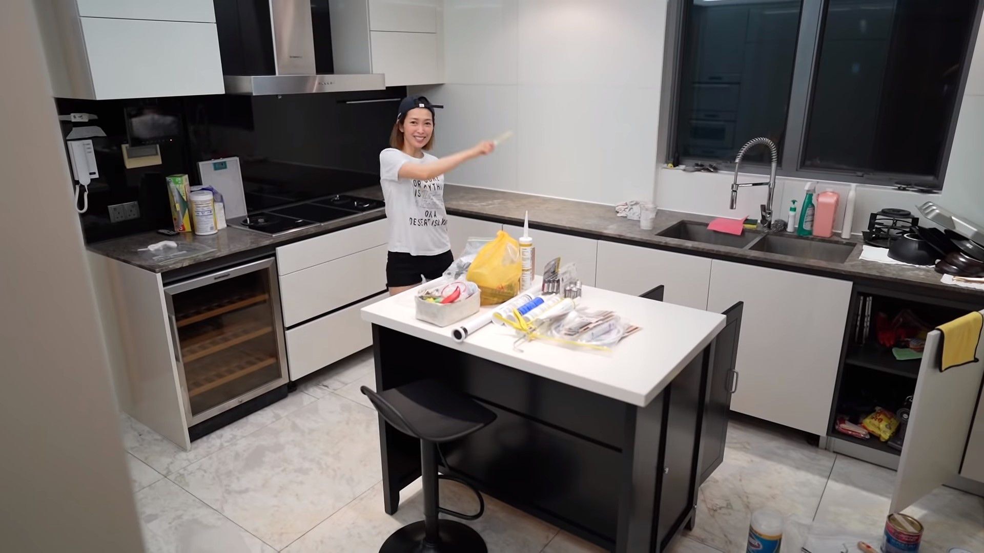 宋熙年搬新屋之後,300呎廚房令佢十分興奮。(影片截圖) 宋熙年搬新屋之後,300呎廚房令佢十分興奮。(影片截圖)