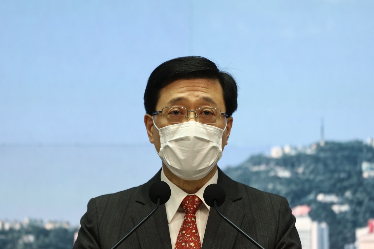 李家超表示,明白市民希望盡快「通關」,但希望市民務實一點,要明白最終是內地決定。(資料圖片/盧翊銘攝) 李家超表示,明白市民希望盡快「通關」,但希望市民務實一點,要明白最終是內地決定。(資料圖片/盧翊銘攝)