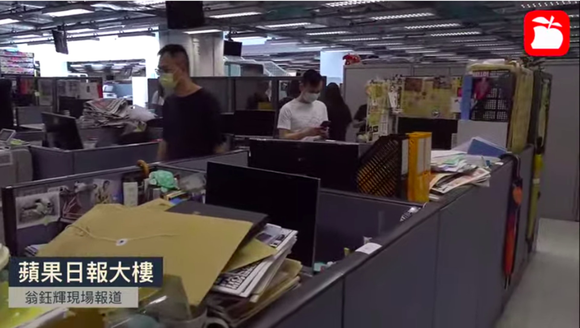 據《蘋果》直播,記者、秘書的電腦硬碟被拆走取去,枱頭貼上寫上記號的貼紙。(《蘋果》直播截圖) 據《蘋果》直播,記者、秘書的電腦硬碟被拆走取去,枱頭貼上寫上記號的貼紙。(《蘋果》直播截圖)