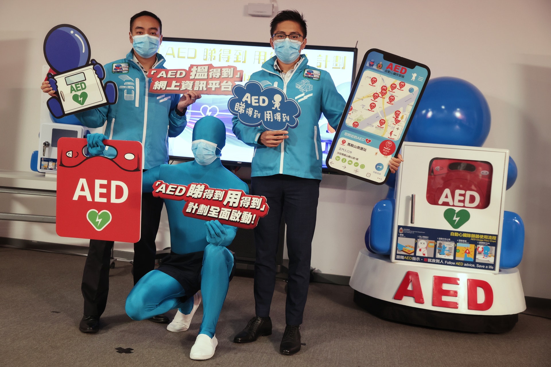 消防處在全港超過100間消防局及救護站外添置AED機,設立網上資訊平台引領市民取得附近AED機。(李澤彤攝) 消防處在全港超過100間消防局及救護站外添置AED機,設立網上資訊平台引領市民取得附近AED機。(李澤彤攝)