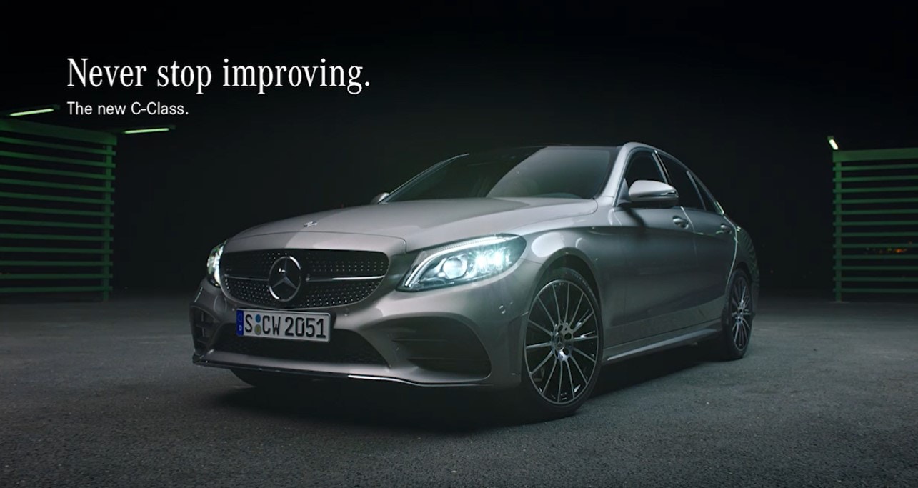 Benz C系列包一年牌費、第三者保險等價值約50萬，共有3輛。（Benz官網相片）