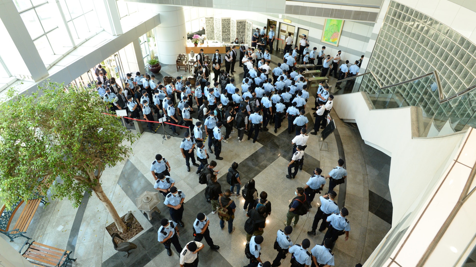 6月17日，數百警員進入《蘋果日報》大樓搜查。（蘋果日報 via Getty Images）
