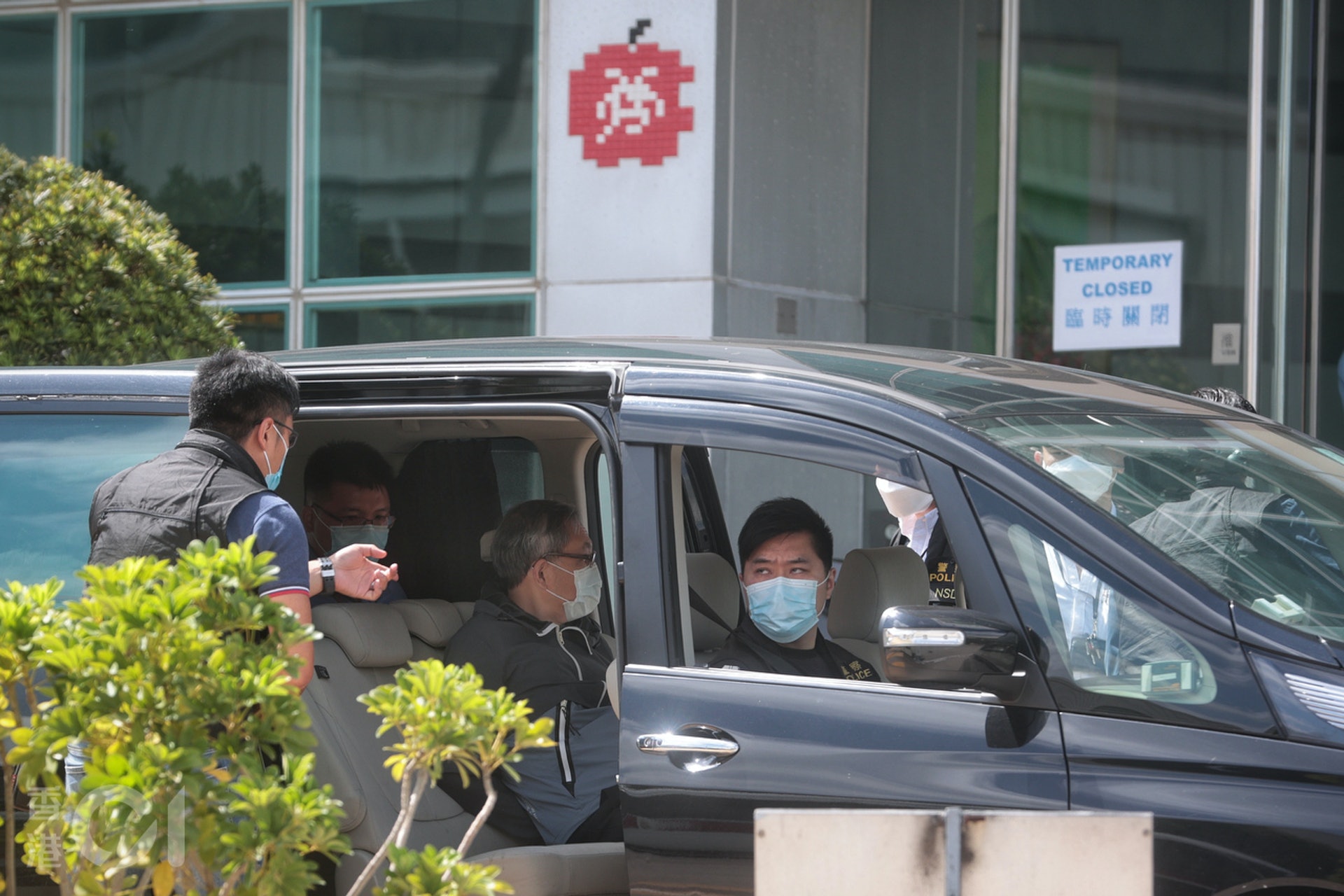 6月17日，壹傳媒集團行政總裁張劍虹由警方抽返《蘋果日報》大樓作調查。（李澤彤攝）