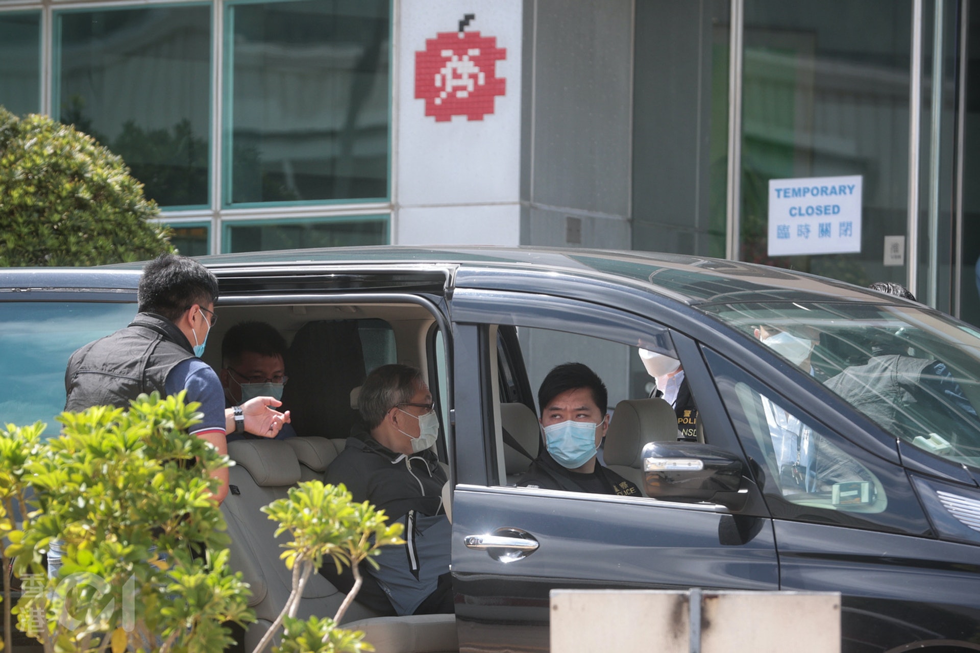 6月17日,壹傳媒集團行政總裁張劍虹由警方抽返《蘋果日報》大樓作調查。(李澤彤攝) 6月17日,壹傳媒集團行政總裁張劍虹由警方抽返《蘋果日報》大樓作調查。(李澤彤攝)