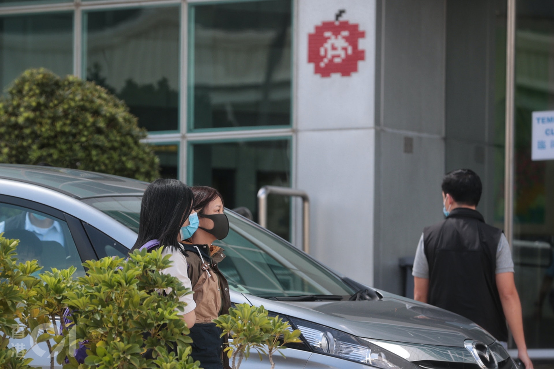 6月17日，《蘋果日報》副社長陳沛敏由警方抽返《蘋果日報》大樓作調查。（李澤彤攝）