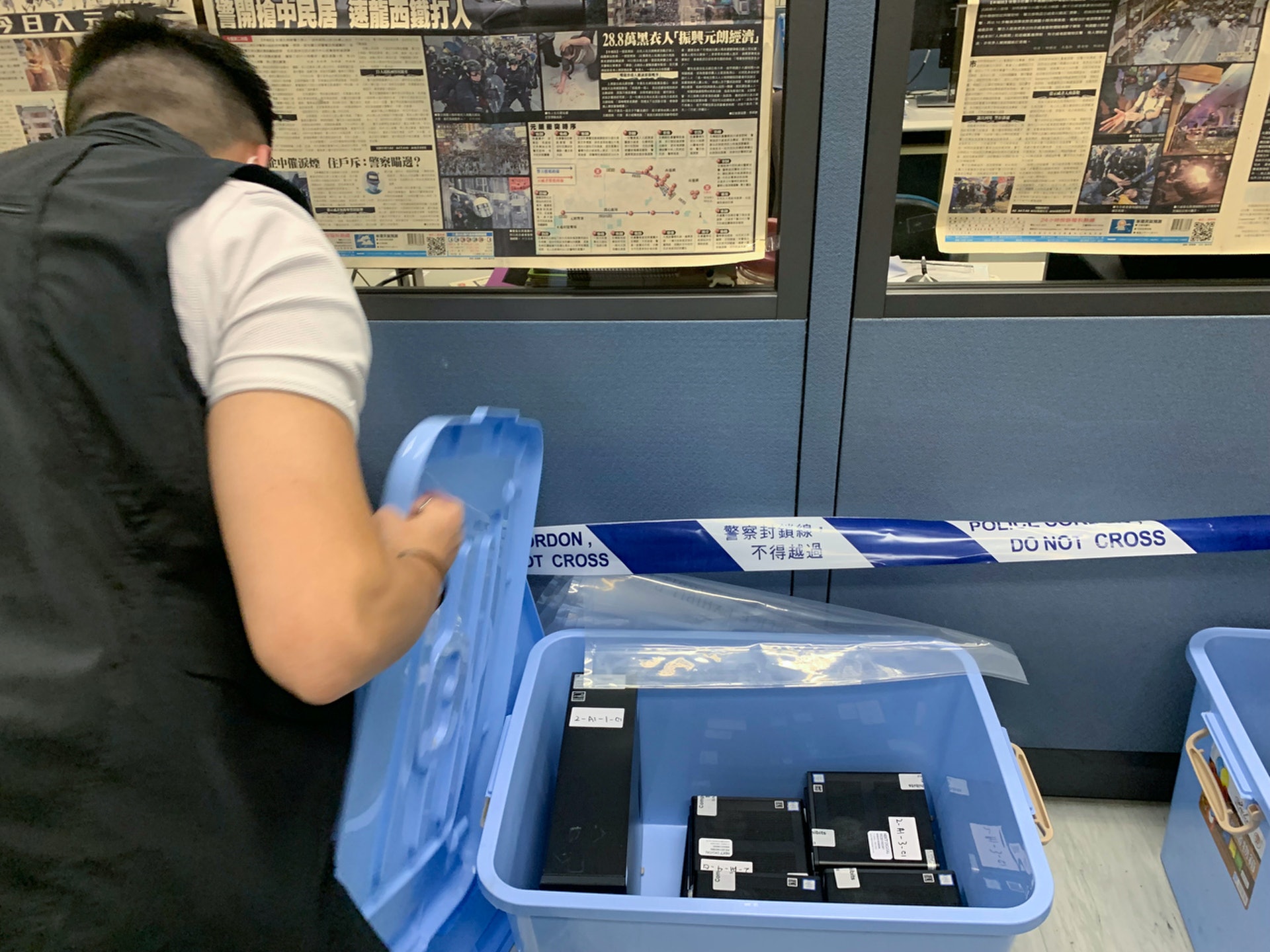6月17日,數百警員進入《蘋果日報》大樓搜查,檢走大量物品,包括屬於新聞工作者的電腦。(蘋果日報 via Getty Images) 6月17日,數百警員進入《蘋果日報》大樓搜查,檢走大量物品,包括屬於新聞工作者的電腦。(蘋果日報 via Getty Images)